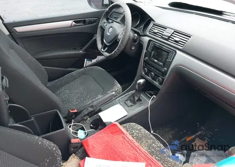 2018 Volkswagen Passat 2.0T R-Line/2.0T S z USA, uszkodzony, nr VIN 1VWAA7A3XJC018599